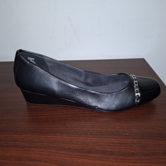 Anne Klein Mariza black flats with silver chain accents in a ladies size 10M.EUC - Picture 8 of 11